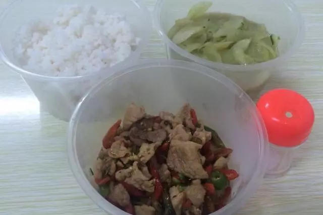 兒子出生,婆婆在老家辦酒席,每桌飯菜成本200,份子錢凈賺2萬