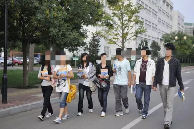 兒子結婚因彩禮欠下8萬,老人外出拾荒兩年,終將欠款還清