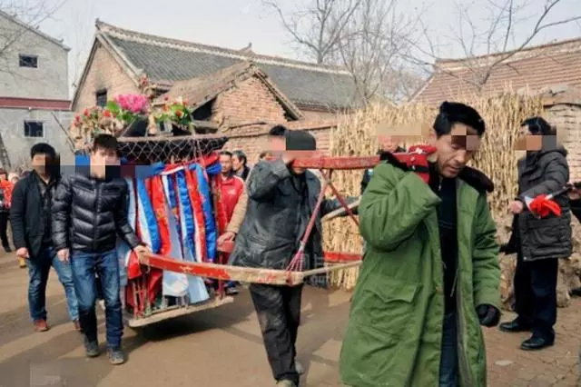 兒子結婚因彩禮欠下8萬,老人外出拾荒兩年,終將欠款還清