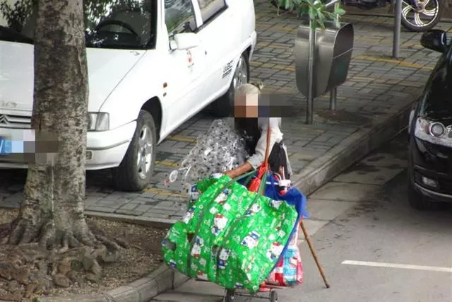 兒子結婚因彩禮欠下8萬,老人外出拾荒兩年,終將欠款還清