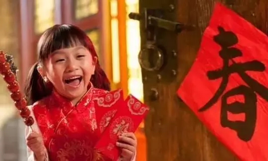 兒子哭著說:「奶奶騙人,紅包裡面根本沒有錢。」我看後哈哈大笑