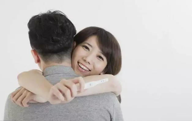 老公抱兒子回家,霸氣婆婆直接把他們趕出家門,全村都點贊