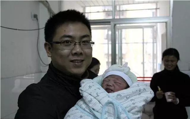 老公抱兒子回家,霸氣婆婆直接把他們趕出家門,全村都點贊