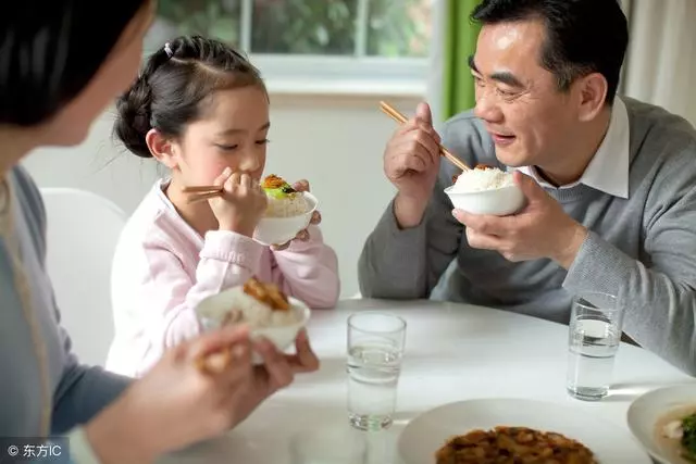 准婆婆不讓我上桌子吃飯,我強烈反擊,老公的話讓我想離婚