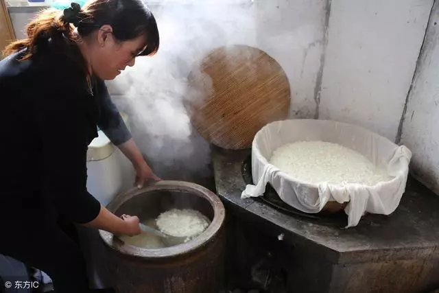 准婆婆不讓我上桌子吃飯,我強烈反擊,老公的話讓我想離婚