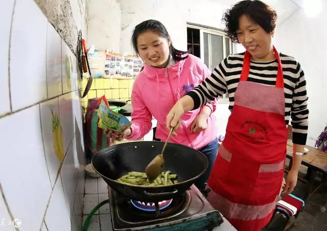 我懷寶寶,婆婆讓我給她做飯,老公看見了,掄起鏟子把鍋砸了