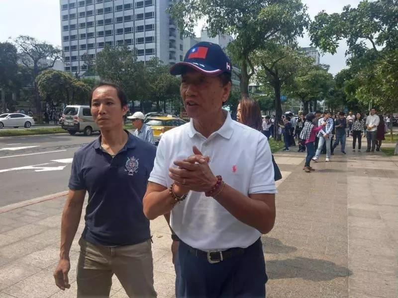 誤信地裂消息!郭台銘秒衝現場「被笑是勘假災」 網酸自以為總統「他霸氣說話了」