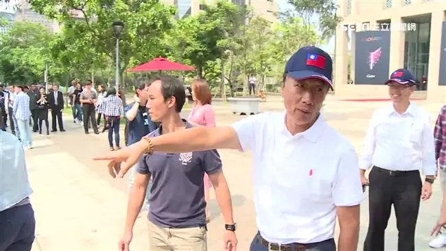 誤信地裂消息!郭台銘秒衝現場「被笑是勘假災」 網酸自以為總統「他霸氣說話了」
