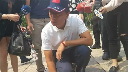 誤信地裂消息!郭台銘秒衝現場「被笑是勘假災」 網酸自以為總統「他霸氣說話了」