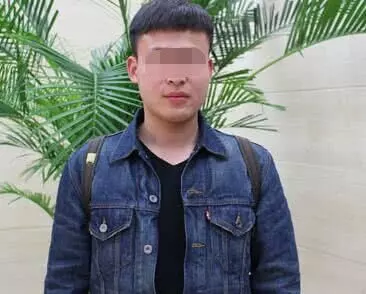 父親每月給兒子寄錢,兒子卻從不回電話,去趟兒子學校,父親傻住