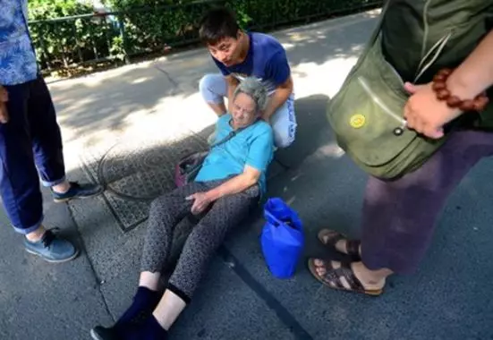 老人被車撞倒,男孩上前攙扶,同事視而不見,第二天男孩升職加薪