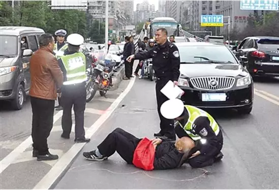 老人被車撞倒,男孩上前攙扶,同事視而不見,第二天男孩升職加薪