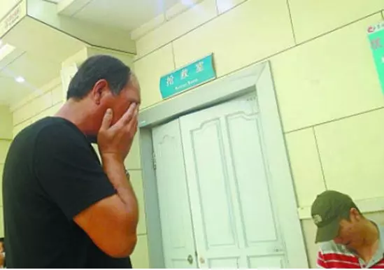 老人被車撞倒,男孩上前攙扶,同事視而不見,第二天男孩升職加薪