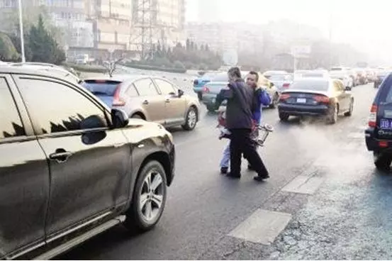 老人被車撞倒,男孩上前攙扶,同事視而不見,第二天男孩升職加薪