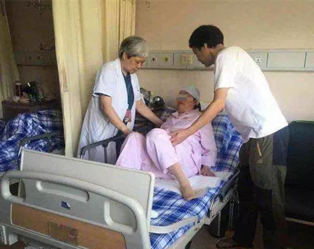 阿姨年近五旬堅持懷孕,產檢顯示為龍鳳胎,生下寶寶後卻嚇哭了