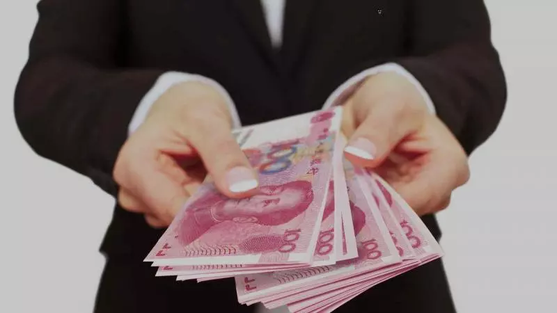 父親借給發小一千,十年後聚會死不認帳,回家收到轉帳,父親傻了
