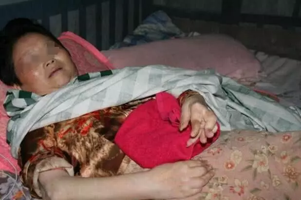 女兒贍養母親五年,臨終卻把遺產都給了兒子,女婿不服,進門傻了