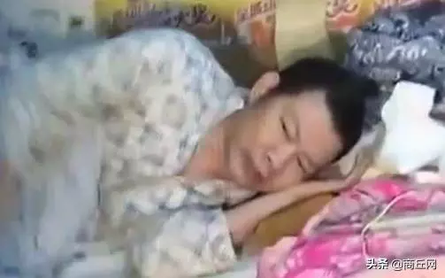 女子照顧癱瘓丈夫幾十年,如今爆發,寧願背負罵名都要找個男朋友