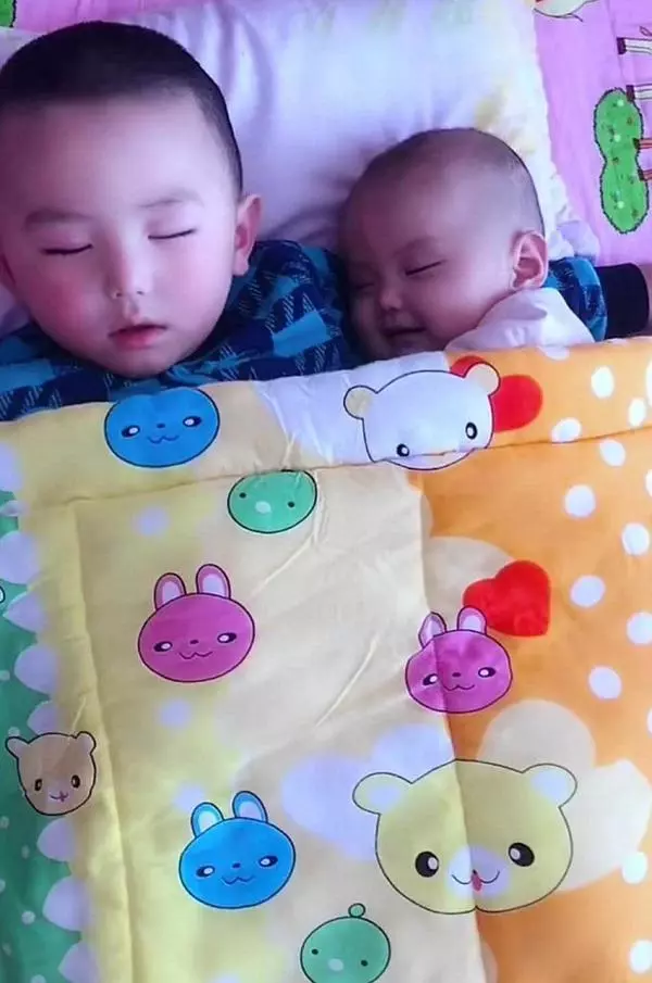 哥哥摟著淘氣妹妹睡著後,媽媽掀開被子一看,心裡美卻鼻子發酸