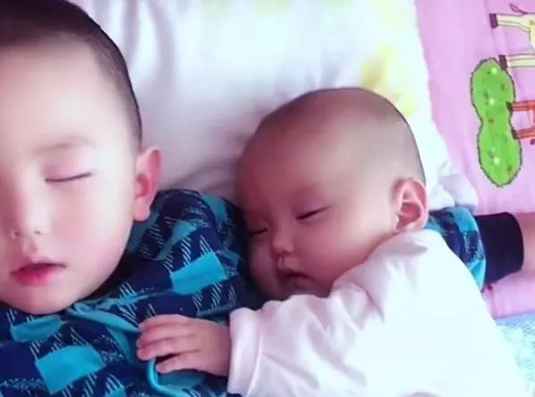 哥哥摟著淘氣妹妹睡著後,媽媽掀開被子一看,心裡美卻鼻子發酸