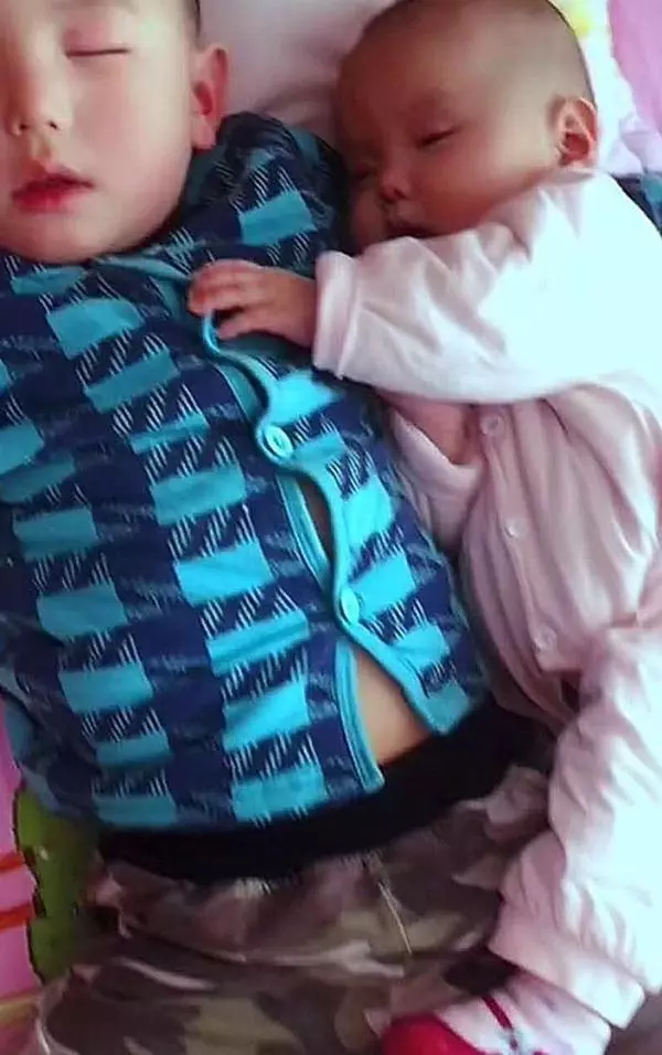 哥哥摟著淘氣妹妹睡著後,媽媽掀開被子一看,心裡美卻鼻子發酸