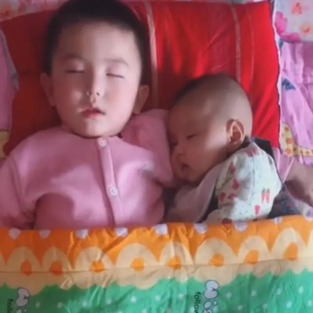 哥哥摟著淘氣妹妹睡著後,媽媽掀開被子一看,心裡美卻鼻子發酸