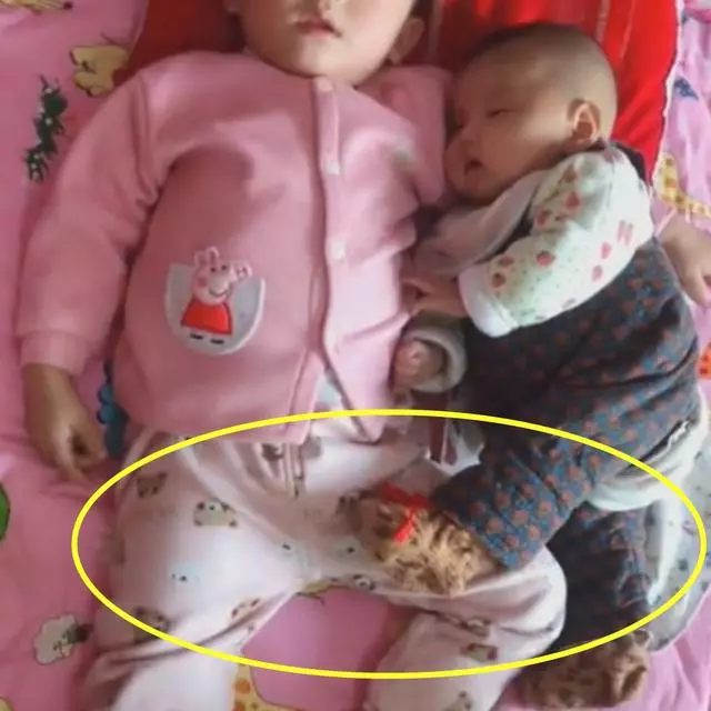 哥哥摟著淘氣妹妹睡著後,媽媽掀開被子一看,心裡美卻鼻子發酸