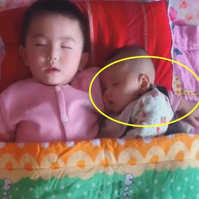 哥哥摟著淘氣妹妹睡著後,媽媽掀開被子一看,心裡美卻鼻子發酸