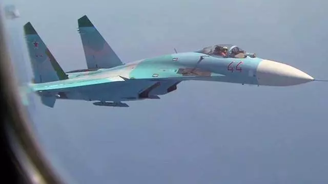 俄核轟炸機嚇壞北約艦隊,美神盾艦緊急增援,剛進黑海就被包圍