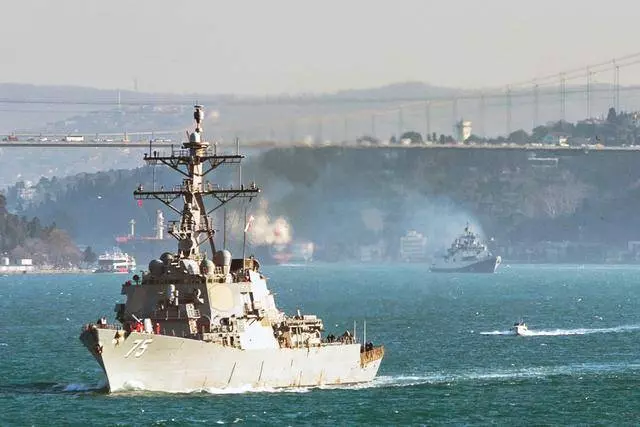 俄核轟炸機嚇壞北約艦隊,美神盾艦緊急增援,剛進黑海就被包圍