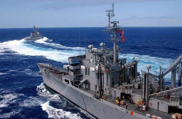 俄核轟炸機嚇壞北約艦隊,美神盾艦緊急增援,剛進黑海就被包圍