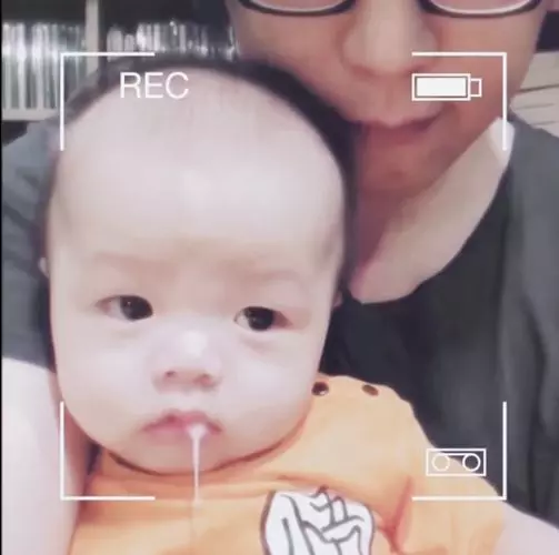 43歲阿信「曬寶寶公開喜訊」:讓媽媽如願抱孫子,揭曉寶寶名字,歌迷嗨翻:恭喜