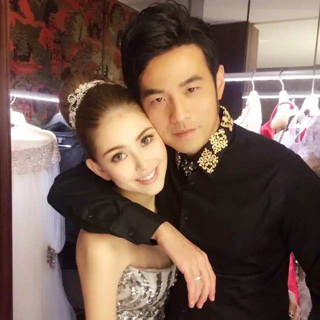 周傑倫驚喜曬出「1歲兒子正面照」,低頭看影片Q炸,仔細一看「手機螢幕大亮點」粉絲笑翻:親生的沒錯