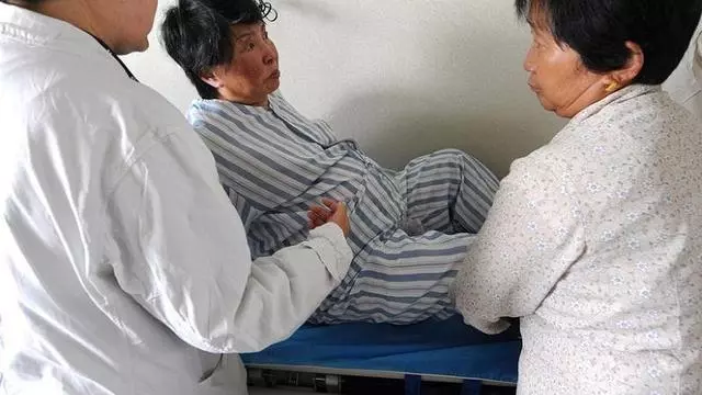 62歲女子嫁給26歲帥小夥,8個月後宣布懷孕,醫生直言:這不可能