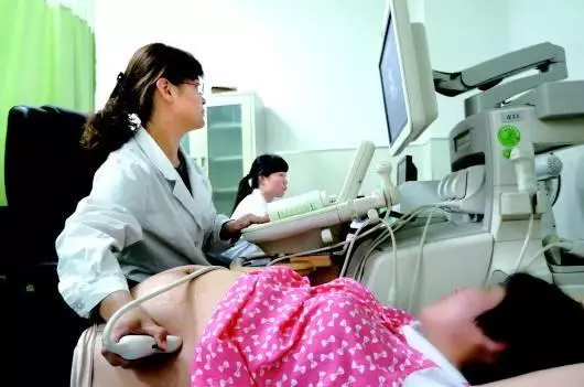 62歲女子嫁給26歲帥小夥,8個月後宣布懷孕,醫生直言:這不可能