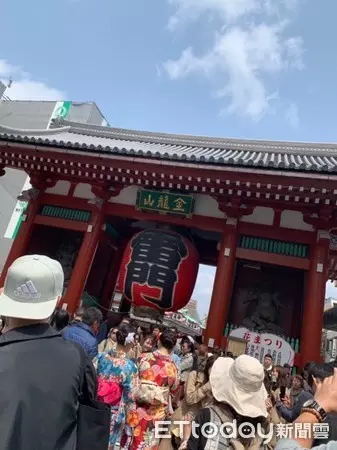 台灣美魔女!67歲阿嬤「穿日本和服賞櫻」連孫子都認不出 神級凍齡「皮膚根本20歲少女」