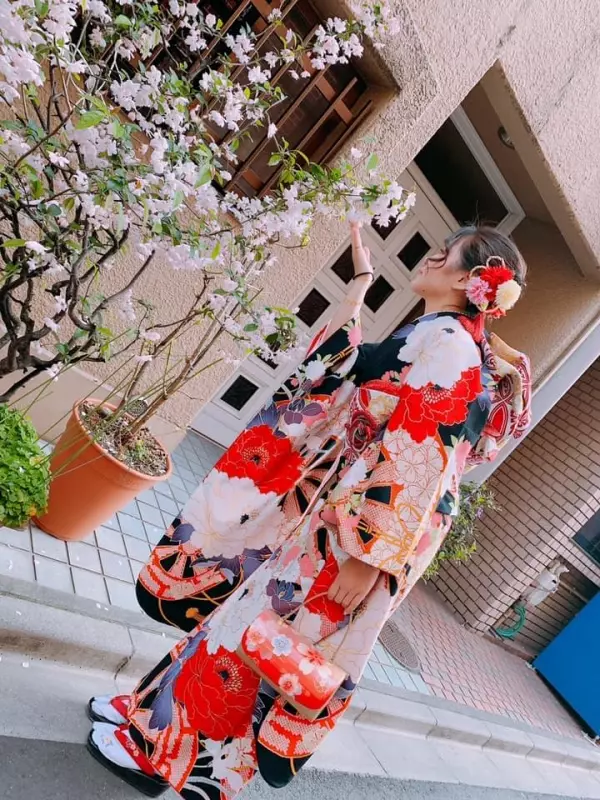 台灣美魔女!67歲阿嬤「穿日本和服賞櫻」連孫子都認不出 神級凍齡「皮膚根本20歲少女」