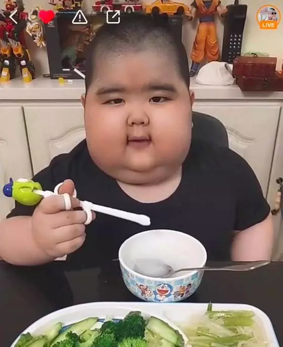 6歲小胖弟「不上學開直播」被罵斂財 爸媽曝心酸原因 ,百萬網友淚崩:太勇敢了!