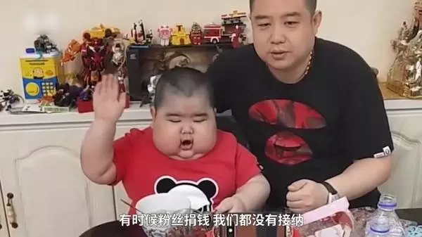 6歲小胖弟「不上學開直播」被罵斂財 爸媽曝心酸原因 ,百萬網友淚崩:太勇敢了!