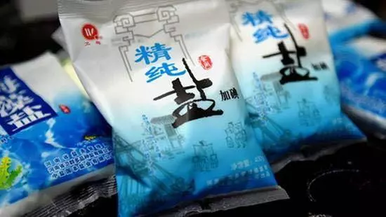 不管木質或是瓷磚地板,清水中撒幾樣東西,拖的乾淨不留水漬