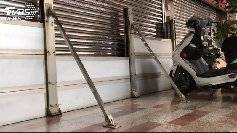 安中路變安中河! 店家摸黑架水閘門