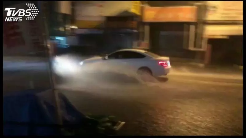 安中路變安中河! 店家摸黑架水閘門