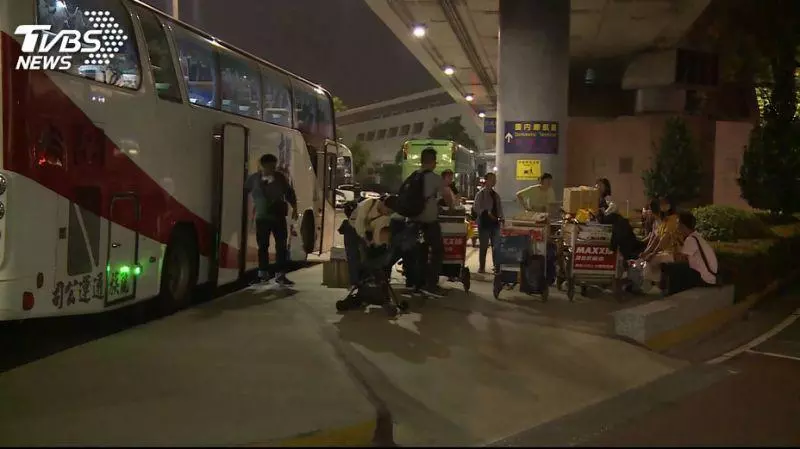 安中路變安中河! 店家摸黑架水閘門