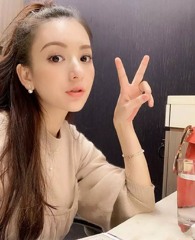 郭富城喜迎二胎,激動曬一家四口牽手照,配色透露寶寶性別,名字十分接地氣