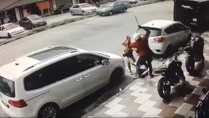 怡保第一花園:歹徒當街揮刀,妻子挺身護丈夫~
