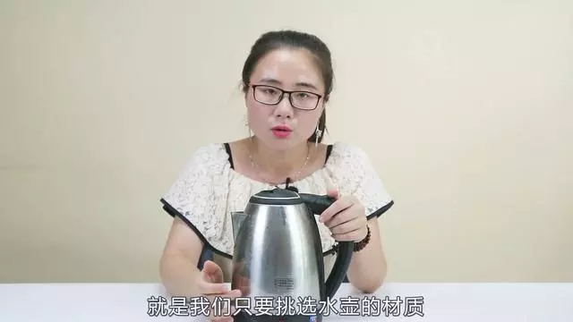 家裡有這種電水壺的,趕緊扔掉吧,現在知道還不晚!