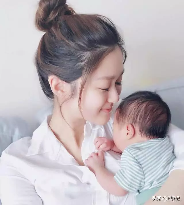 岑麗香幫兒子慶祝滿月,搞笑稱兒子的「哭聲像恐龍」!