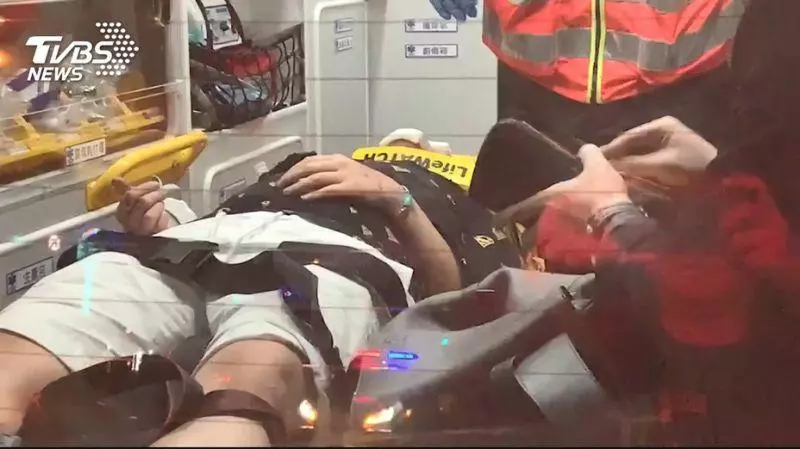 又是酒駕! 休旅車自撞護欄 噴飛人行道翻覆