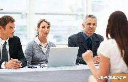 女面試官: 我來大姨媽,你能幫我接杯熱水嗎?男子「機智應答」竟被當場錄用