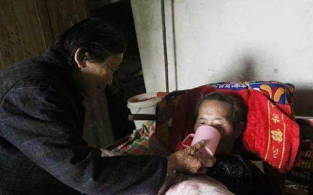 女兒贍養母親五年,臨終卻把遺產都給了兒子,女婿不服,回家傻了